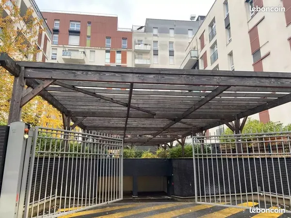🚗Grande place de parking PMR sécurisée à louer - Front Populaire