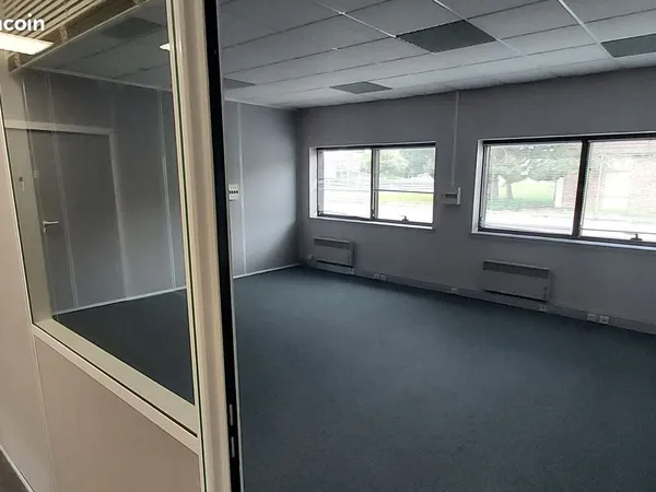 Espace mixte bureau/stockage de 100 m² en RDC avec entrée indépendante