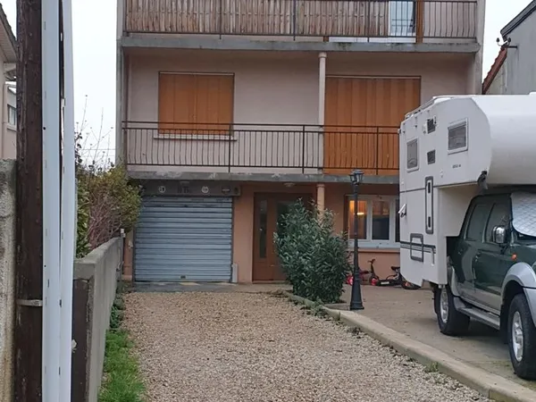 PARKING fermé sécurisé a 800 M environ du RER B