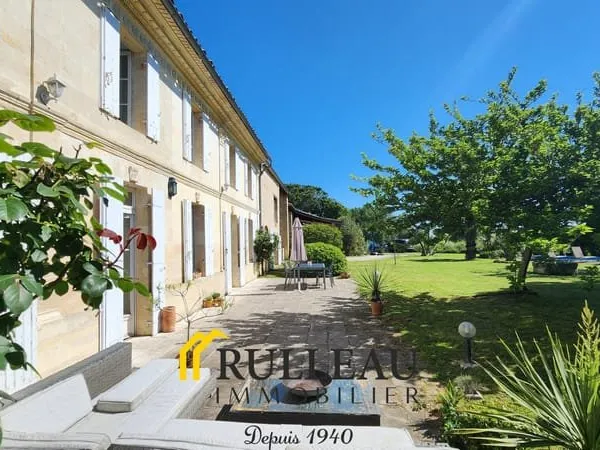 Maison bourgeoise en pierre 330 m2 avec volumes exceptionnel