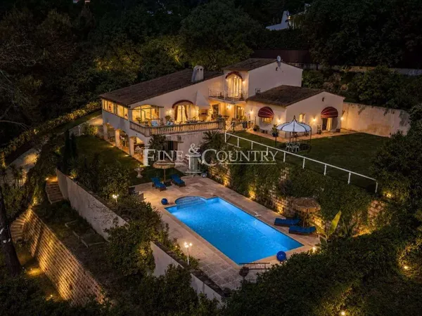 Maison 8 pièces 370 m²