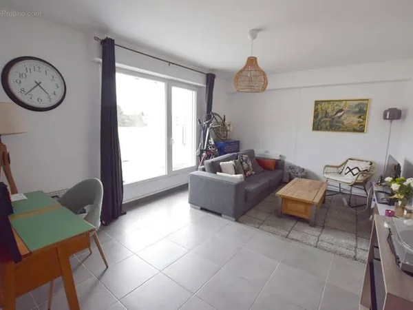SPECIAL INVESTISSEUR SUPERBE APPARTEMENT F2 loué, entièrement rénové, donnant terrasse de 31 m2... a
