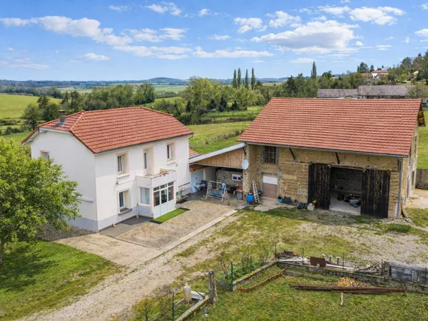 Propriété rare avec deux maisons et 1,7 hectare de terrain