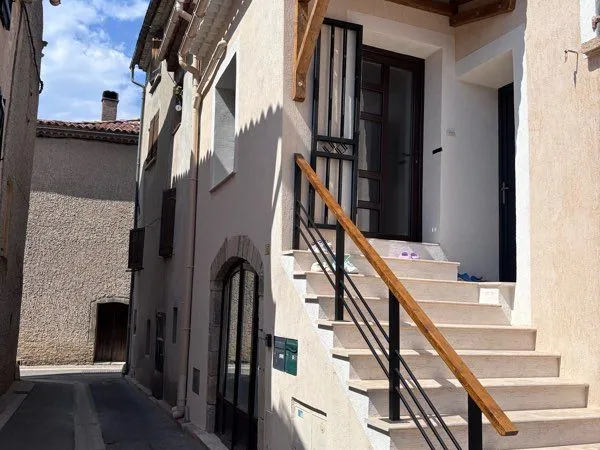 Maison de village rénovée avec studio indépendant et terrasse plein sud - 89 m²