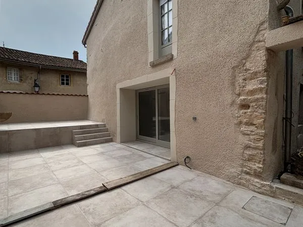 À louer Maison de ville neuve Saint SORLIN EN BUGEY avec extérieur et beaucoup de charme