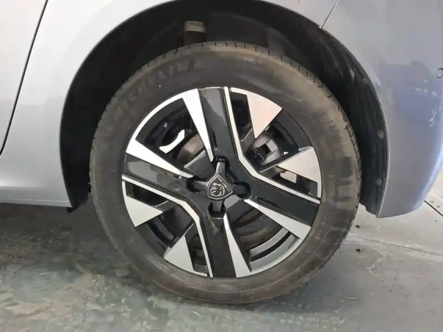 Peugeot 208 hybrid 100 e-dcs6 — photo 11