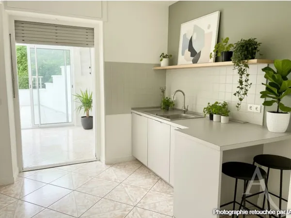 Appartement type F4 + local commercial indépendant