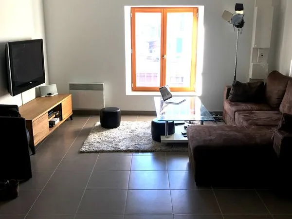 Part. Loue Grand studio mueblé cv Trets