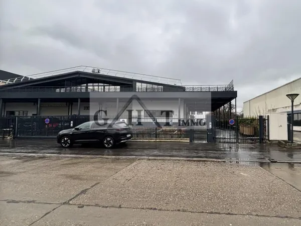 Local bureaux 939 m²