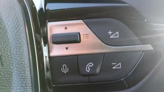 Peugeot 308 plug-in hybrid 195 ch e-dcs7 — photo 39