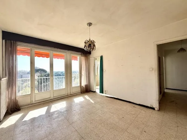 Appartement de type P1 Bis avec cave, balcon et place de parking