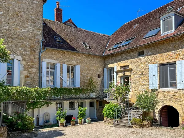 Vends demeure - 369 m² - 12 pièces, 6 chambres - Lons Le Saunier 39000