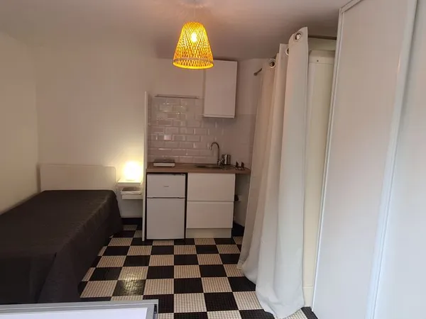 Chambre meublée indépendante RDC sur jardin dans villa quartier Trespoey