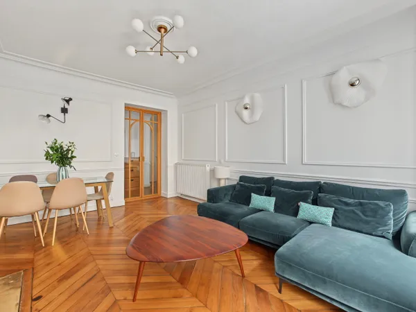 Paris 8e - Saint-Augustin / Saint-Lazare - Appartement 3 pièces de 63 m² - Charme de l'ancien
