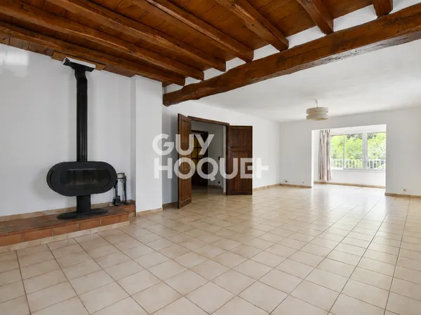 VILLA AVEC STUDIO INDEPENDANT, GARAGE ET JARDIN