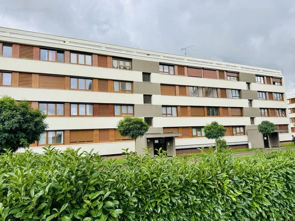 Résidence, appartement 4 chambres, balcon, cave, parking privé.
