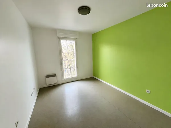 Studio libre d'occupation 18m2, résidence sécurisée, disponible