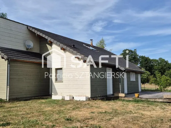 Mazaye (63230) maison ossature bois avec vue exceptionnelle sur la chaîne des Puys.