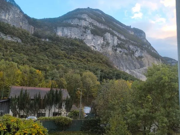 À LOUER - MAGNIFIQUE T2 NEUF MEUBLÉ AVEC TERRASSE DE 13 m² ET VUE SUR LE SALÈVE