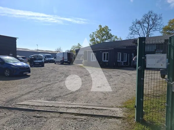 Local commercial 500 m2 à FENEU 49460