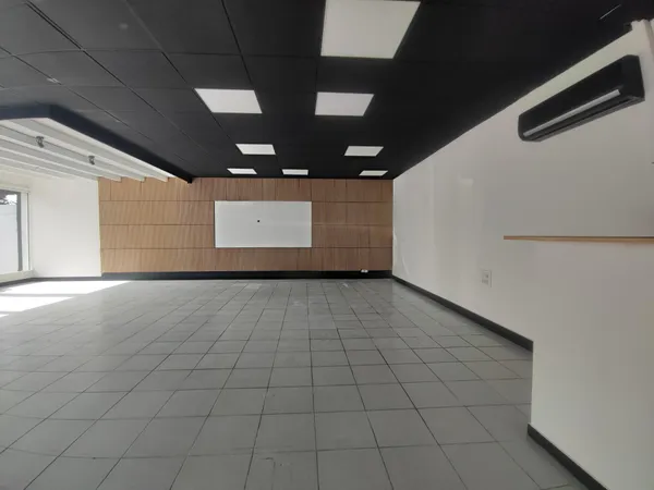 Local commercial pour cabinet médical, bureaux ou commerce