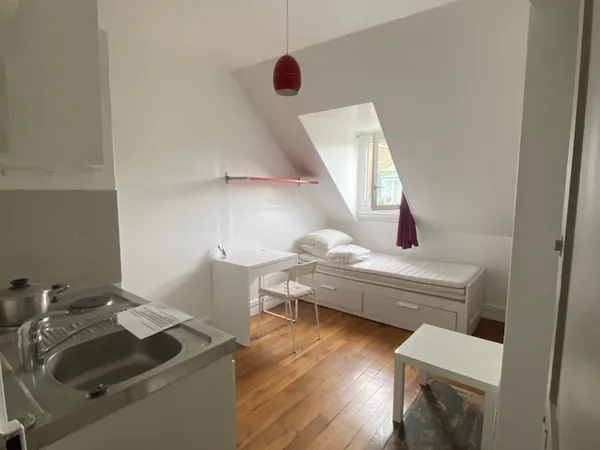 Loue Chambre de service meublée avec kitchnette et douche - Paris 16ème