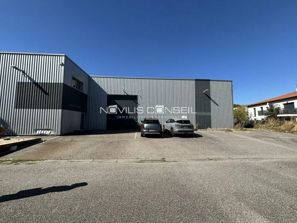 Bureau 586 m²