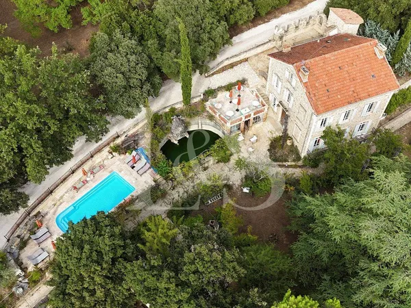 Château 12 pièces 300 m²