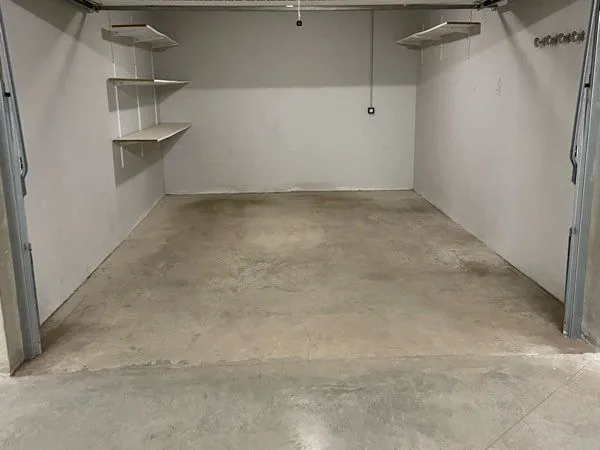 Grand garage à louer