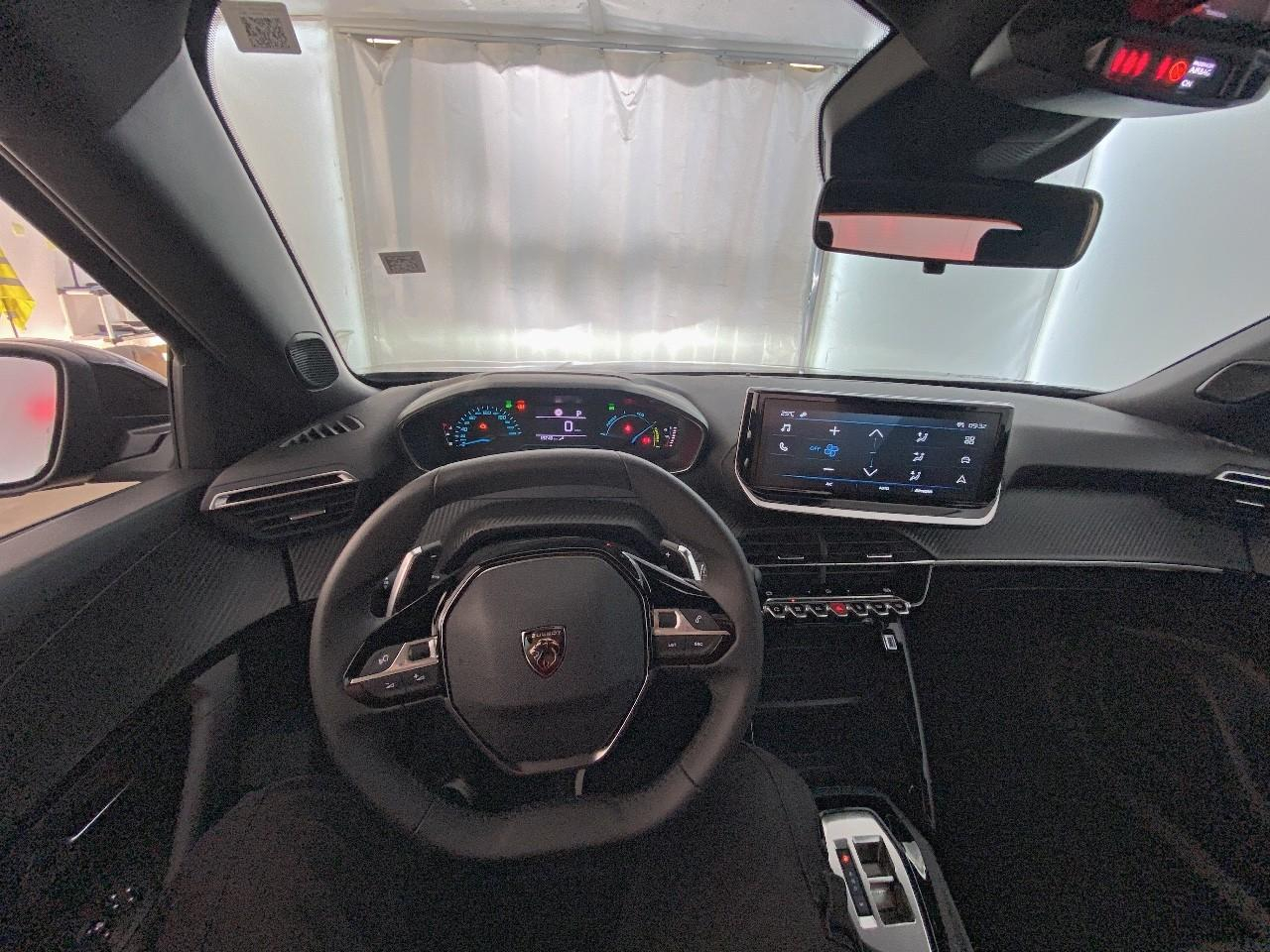 Peugeot 2008 hybrid 145 ch e-dcs6 style — photo 12