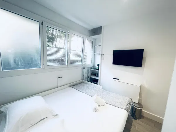 CHAMBRE DE BONNE RENOVEE ET VENDUE MEUBLEE