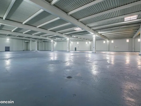 LOCAL D'ACTIVITE 1950 m² LOUVRES