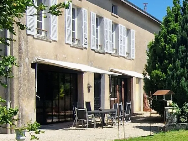 Maison de caractère rénovée avec grandes dépendances