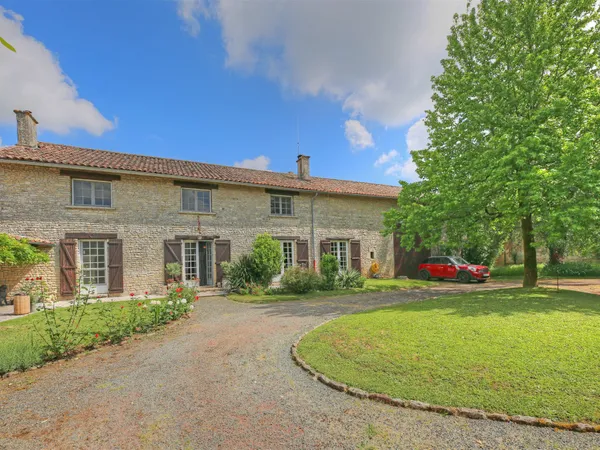 Jolie maison en pierre avec granges et piscine, village avec bar, ecole & poste