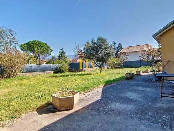 Investissement locatif: Chatuzange-le-Goubet, maison de plain-pied , 3 chambres, garage et jardin.