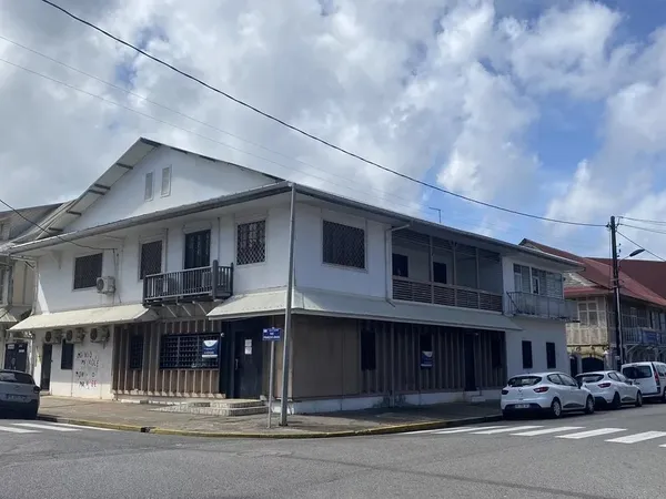 CAYENNE CENTRE-VILLE - ENSEMBLE DE BUREAUX DE 900 M²