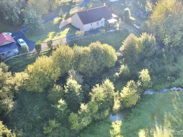 MAISON DE PLAIN-PIED TROIS CHAMBRES VUE SUR VALLÉE ET RUISSEAU