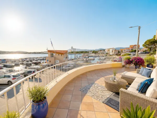 Villa d'exception de plain pied de 83m2 les pieds dans l'eau
