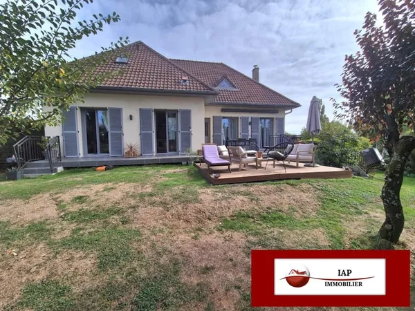 IDEALEMENT SITUEE. Maison agréable et lumineuse. TOUT A PIED