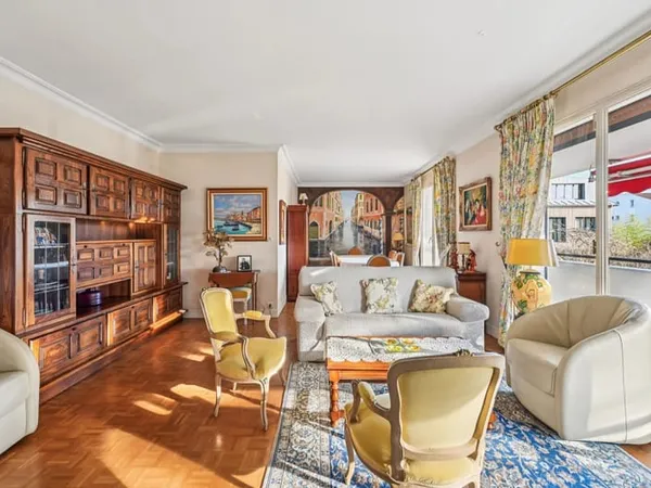 MAGNIFIQUE APPARTEMENT FAMILIAL DANS IMMEUBLE EN PIERRE DE TAILLE
