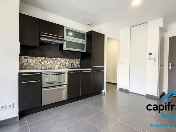 Dpt Isère (38), à louer AOSTE appartement T2 rénové en centre village