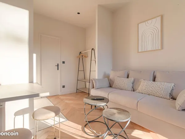 TOUT INCLUS - Studio meublé avec parking et piscine partagée, La Tour-de-Salvagny (M7)