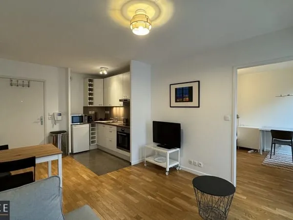 Location Meublée 2 Pièces Balcon Parking Métro ligne 4 -