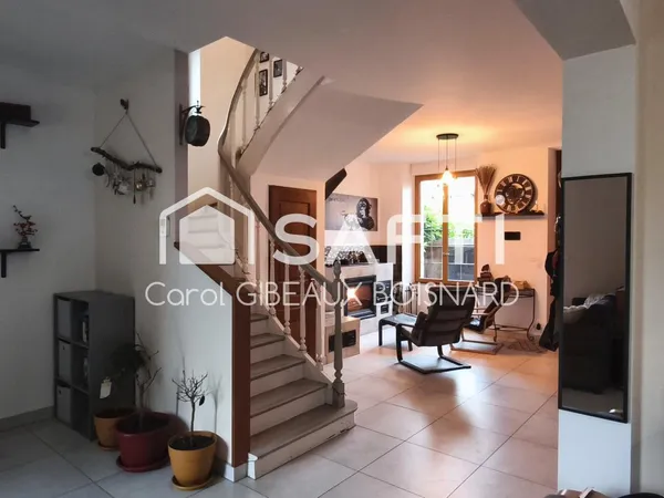 Maison bourgeoise en pierre de 9 pièces avec garage et terrain