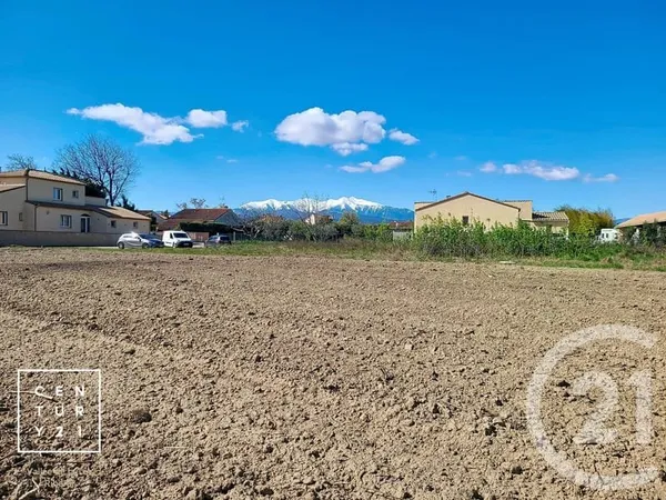 Terrain 744 m²
