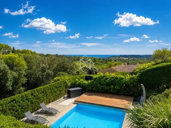 Co-Exclusivité - Belle maison familiale avec piscine et aperçu mer à proximité de Valbonne