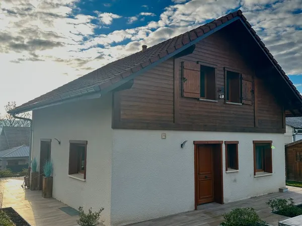 Maison familiale 5 pièces 105 m² avec sous-sol, terrasses et jardin à Viuz-en-Sallaz