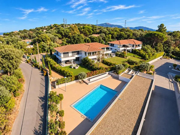 Appartement avec jardin privatif de 400 m² et piscine