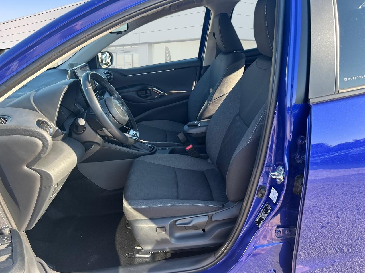 Toyota Yaris 116h design 5p — photo 9