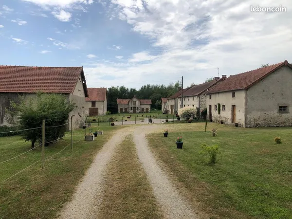 Très rare : Corps de ferme habitable immédiatement en forme de U comprenant 7 bâtiments pour près de